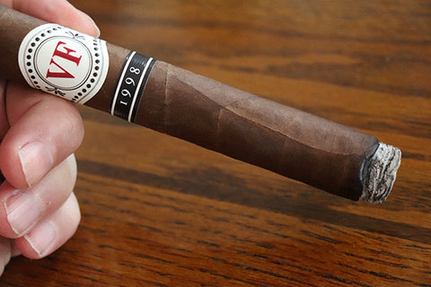 Vega Fina 1998 VF 54 Ring Gauge: Length: Vitola: Strength: Weight: 54  152.4mm/6"  Grande  Medium  0.115